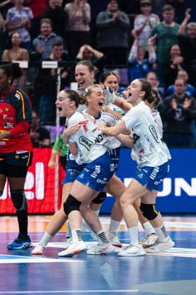 Players of Faroe Islands celebrate after winning the IHF Women s Handball World Championship, WM, Weltmeisterschaft game between Spain and Faroe Islands at the SWT Arena in Trier, Germany Copyright: xMartinxPitschx xSPPx Sportspressphoto_SPR66786