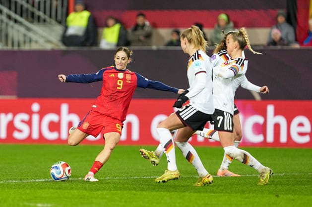 Soccer UEFA Women s Nations League, Final Match 1, Germany Spain on 28 11 2025 in Kaiserslautern Fritz Walter Stadion , Germany, Season 2025 2026 Esther Gonzalez 9, ESP shoots on goal Kaiserslautern Fritz Walter Stadion Germany Copyright: xChristophxKinzingerx