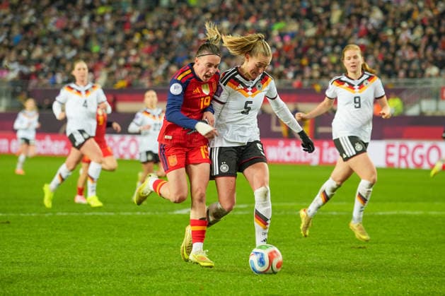 Football UEFA Women s Nations League, Final Match 1, Germany Spain on 28 11 2025 in Kaiserslautern Fritz Walter Stadion , Germany, Season 2025 2026 Penalty area scene between Janina Minge 5, GER and Eva Navarro 19, ESP Kaiserslautern Fritz Walter Stadion Germany Copyright: xChristophxKinzingerx