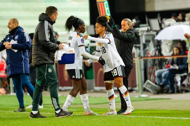 Shekiera Martinez Germany, 18 comes for Nicole Anyomi Germany, 11 , Womens football, UEFA Womens Nations League 2025, Final 1 match, Germany vs Spain, 28 11 2025, Fritz Walter Stadion, Kaiserslautern, Germany Kaiserslautern Fritz Walter Stadion Rheinland Pfalz Germany Copyright: xGrantxHubbsx