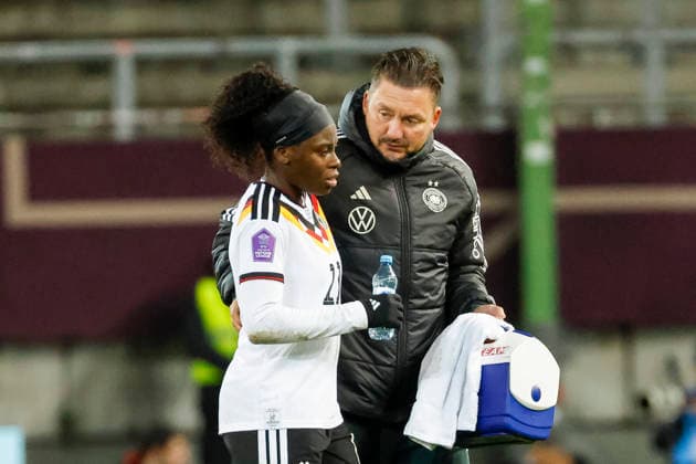 Nicole Anyomi Germany, 11 leaves the pitch injured , Football Women, UEFA Womens Nations League 2025, Final 1 match, Germany vs Spain, 28 11 2025, Fritz Walter Stadion, Kaiserslautern, Germany Kaiserslautern Fritz Walter Stadion Rheinland Pfalz Germany Copyright: xGrantxHubbsx