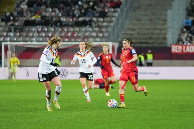 UEFA WOMEN S NATIONS LEAGUE Germany vs Spain, 28 11 025 duel between Janina Minge Germany, 5 and Mariona Caldentey Spain, 8 UEFA WOMEN S NATIONS LEAGUE Germany vs Spain, Fritz Walter Stadion, 28 11 025 DFB DFL REGULATIONS PROHIBIT ANY USE OF PHOTOGRAPHS AS IMAGE SEQUENCES AND OR QUASI VIDEO Copyright: xBEAUTIFULxSPORTS Boscox