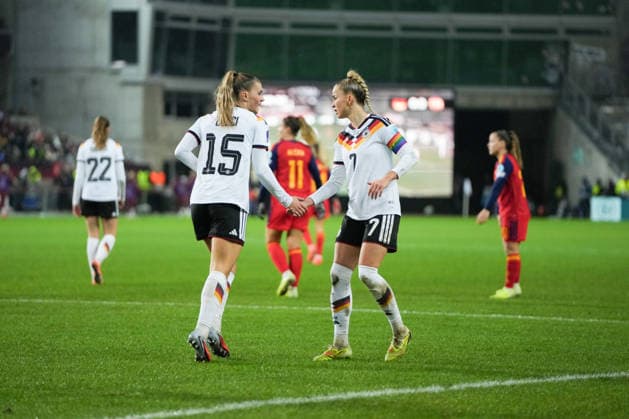 UEFA WOMEN S NATIONS LEAGUE Germany v Spain, 28 11 025 Selina Cerci Germany, 15 and Giulia Gwinn Germany, 7 high-five each other UEFA WOMEN S NATIONS LEAGUE Germany v Spain, Fritz Walter Stadion, 28 11 025 DFB DFL REGULATIONS PROHIBIT ANY USE OF PHOTOGRAPHS AS IMAGE SEQUENCES AND OR QUASI VIDEO Copyright: xBEAUTIFULxSPORTS Boscox