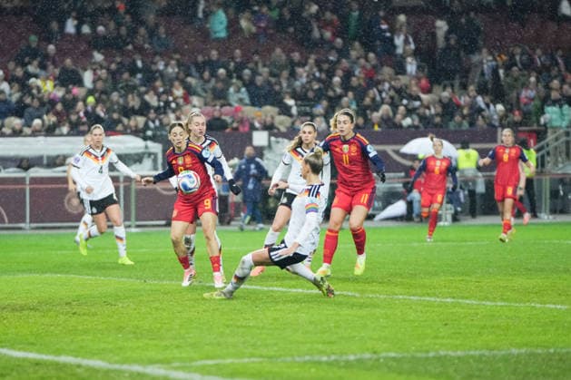 UEFA WOMEN S NATIONS LEAGUE Germany v Spain, 28 11 025 Giulia Gwinn Germany, 7 with a rescue UEFA WOMEN S NATIONS LEAGUE Germany v Spain, Fritz Walter Stadion, 28 11 025 DFB DFL REGULATIONS PROHIBIT ANY USE OF PHOTOGRAPHS AS IMAGE SEQUENCES AND OR QUASI VIDEO Copyright: xBEAUTIFULxSPORTS Boscox