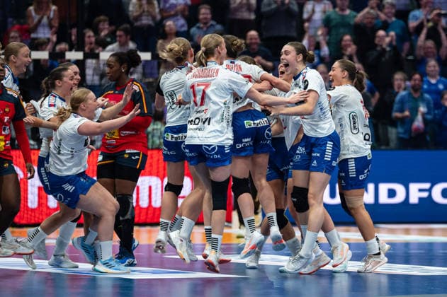 Players of Faroe Islands celebrate after winning the IHF Women s Handball World Championship, WM, Weltmeisterschaft game between Spain and Faroe Islands at the SWT Arena in Trier, Germany Copyright: xMartinxPitschx xSPPx Sportspressphoto_SPR66787