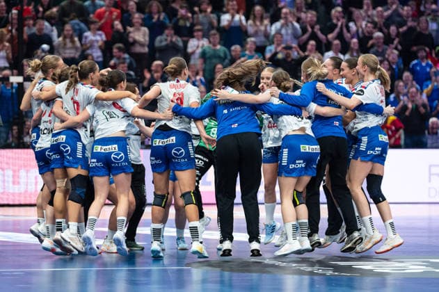 Players of Faroe Islands celebrate after winning the IHF Women s Handball World Championship, WM, Weltmeisterschaft game between Spain and Faroe Islands at the SWT Arena in Trier, Germany Copyright: xMartinxPitschx xSPPx Sportspressphoto_SPR66789