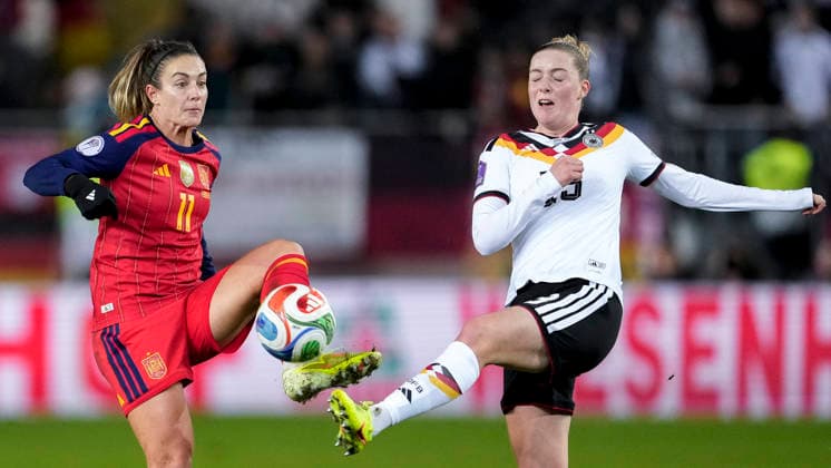 v.li.: Alexia Putellas Segura (Spanien, 11), Alara Sehitler (DFB-Frauen, 13), Zweikampf, Spielszene, Duell, duel, tackle, tackling, Dynamik, Action, Aktion, 28.11.2025, Kaiserslautern (Deutschland), Fussball, UEFA Women s Nations League, Finale, Hinspiel, Deutschland - Spanien, THE EVENT REGULATIONS PROHIBIT ANY USE OF PHOTOGRAPHS AS IMAGE SEQUENCES AND OR QUASI-VIDEO. xozx