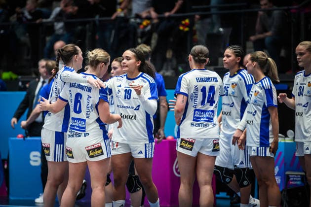 Sichtlich enttaeuscht nach knapper Niederlage: Team Island GER, Serbien - Island, Handball Weltmeisterschaft, Vorrunde, Gruppe C, 28.11.2025 GER, Serbien - Island, Handball Weltmeisterschaft, Vorrunde, Gruppe C, 28.11.2025 Stuttgart Copyright: xSandyxDinkelackerx EP_SDR