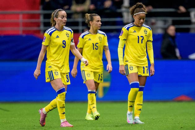 251128 Kosovare Asllani, Julia Zigiotti Olme and Felicia Schröder of Sweden look dejected after 1 0 during the Women s Nations League bronze medal football match between France and Sweden on November 28, 2025 in Reims Photo Ludvig Thunman BILDBYRAN kod LT LT0755 fotboll football soccer fotball nations league uefa womens nations league frankrike sverige sweden dam bbeng depp  Copyright: LUDVIGxTHUNMAN BB251128LT080