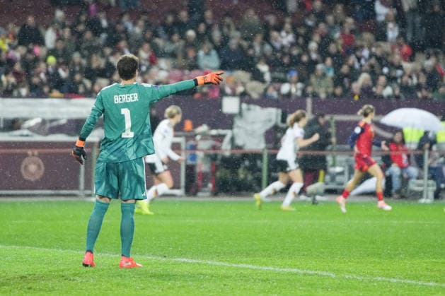 UEFA WOMEN S NATIONS LEAGUE Germany vs Spain, 28 11 025 Ann Katrin Berger Germany, 1 showing her colleague UEFA WOMEN S NATIONS LEAGUE Germany vs Spain, Fritz Walter Stadion, 28 11 025 DFB DFL REGULATIONS PROHIBIT ANY USE OF PHOTOGRAPHS AS IMAGE SEQUENCES AND OR QUASI VIDEO Copyright: xBEAUTIFULxSPORTS Boscox