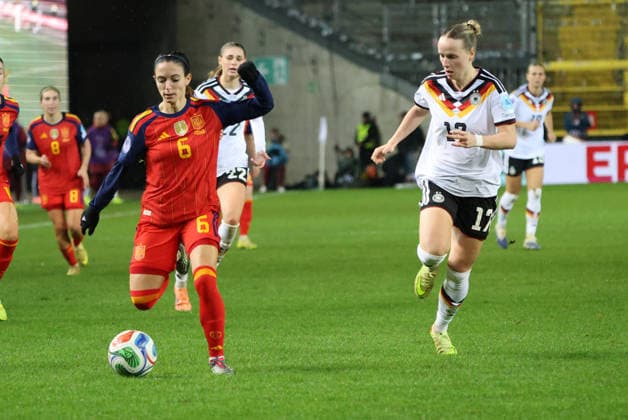 28 11 2025, Football, Women, UEFA Women s Nations League Final 2025, Germany Spain, Franziska Kett Germany , Aitana Bonmati Spain Kaiserslautern Fritz Walter Stadion Rheinland Pfalz Germany DEU Copyright: xSebastianxBachx