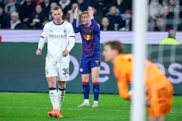 28 11 2025, Soccer, Borussia Mönchengladbach RB Leipzig, 1 Soccer Bundesliga, Matchday 12, Borussia Park, Season 2025 2026 Conrad Harder RB Leipzig 11 stands gesticulating on the pitch and is annoyed DFB regulations prohibit any use of photographs as image sequences and or quasi video North Rhine-Westphalia Germany
