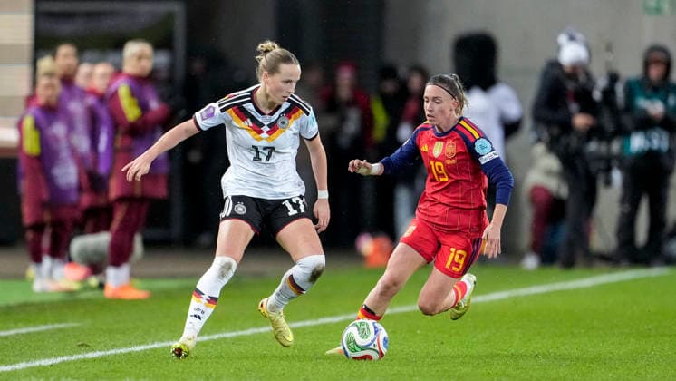 v li Franziska Kett DFB Women, 17 , Eva Navarro Spain, 19 , duel, duel, tackle, tackling, dynamics, action, action, 28 11 2025, Kaiserslautern Germany , football, UEFA Women s Nations League, final, first leg, Germany Spain, THE EVENT REGULATIONS PROHIBIT ANY USE OF PHOTOGRAPHS AS IMAGE SEQUENCES AND OR QUASI VIDEO xozx