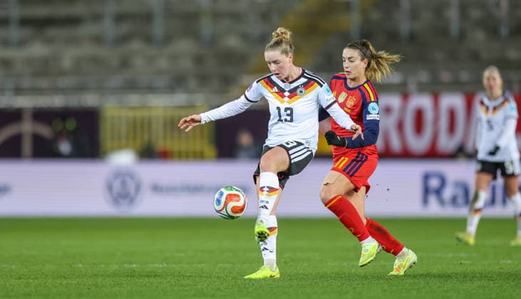 GER, Kaiserslautern, Germany vs Spain, international match, football, UEFA, 2025 2026 season, Womens Nations League, Fritz Walter Stadion, final, first leg in picture f l Alara Germany , Alexia Putellas Spain 11 DFB DFL REGULATIONS PROHIBIT ANY USE OF PHOTOGRAPHS AS IMAGE SEQUENCES AND OR QUASI VIDEO, 28 11 2025 Copyright: HMBxMedia HendrikxHamelau
