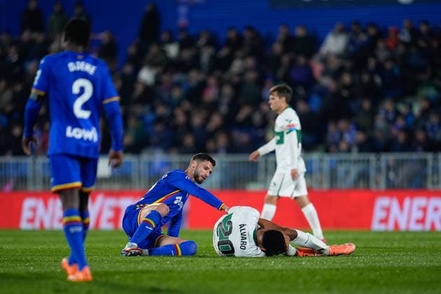 November 28, 2025, Getafe, Madrid, Spain: Alvaro Rodriguez of Elche CF hurts during the Spanish League, LaLiga EA Sports, football match played between Getafe CF and Elche CF at Coliseum de Getafe stadium on November 28, 2025, in Getafe, Spain. Getafe Spain - ZUMAa181 20251128_zaa_a181_084 Copyright: xDennisxAgyemanx