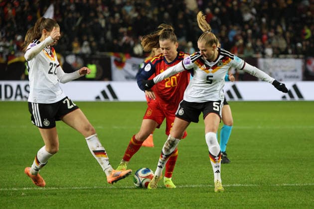 28 11 2025, Football, Women, UEFA Women s Nations League Final 2025, Germany Spain, Janina Minge Germany , Jule Brand Germany , Claudia Pina Spain Kaiserslautern Fritz Walter Stadion Rheinland Pfalz Germany DEU Copyright: xSebastianxBachx