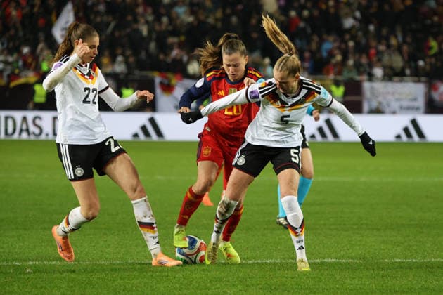 28 11 2025, Football, Women, UEFA Women s Nations League Final 2025, Germany Spain, Janina Minge Germany , Jule Brand Germany , Claudia Pina Spain Kaiserslautern Fritz Walter Stadion Rheinland Pfalz Germany DEU Copyright: xSebastianxBachx