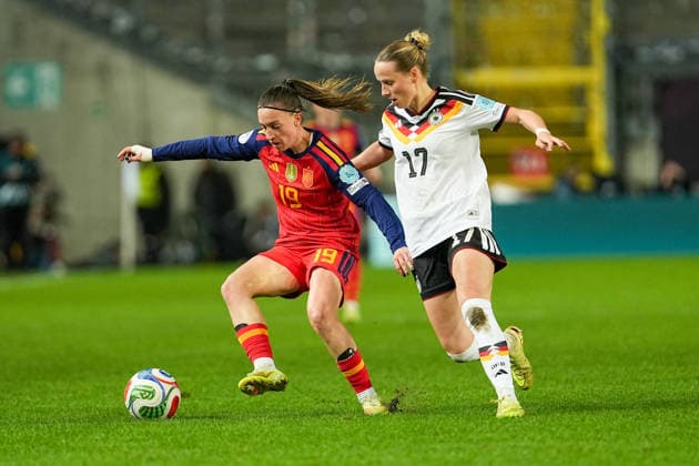 Football UEFA Women s Nations League, Final Match 1, Germany Spain on 28 11 2025 in Kaiserslautern Fritz Walter Stadion , Germany, Season 2025 2026 Eva Navarro 19, ESP in duel with Franziska Kett 17, GER Kaiserslautern Fritz Walter Stadion Germany Copyright: xChristophxKinzingerx