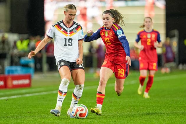 Football UEFA Women s Nations League, Final Match 1, Germany Spain on 28 11 2025 in Kaiserslautern Fritz Walter Stadion , Germany, Season 2025 2026 Klara Bühl 19, GER in duel with Eva Navarro 19, ESP Kaiserslautern Fritz Walter Stadion Germany Copyright: xChristophxKinzingerx