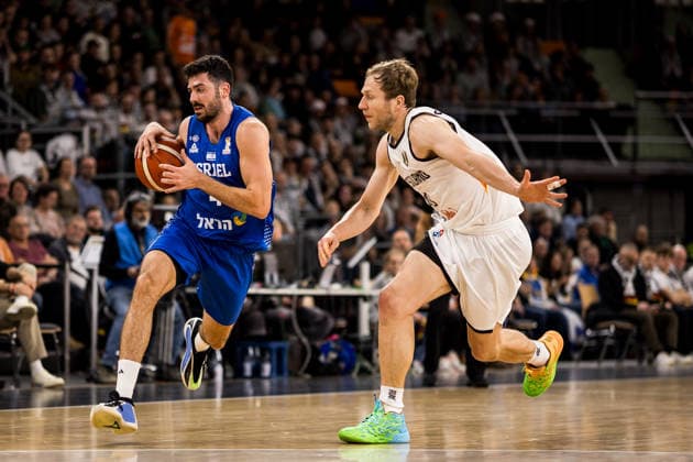 NEU-ULM, GERMANY - NOVEMBER 28: Gur Lavi (Israel, 4) controls the ball against Christian Sengfelder (Germany, 43) during the FIBA World Cup European Qualifiers match between Germany vs. Israel at Ratiopharm Arena on matchday 1 of the FIBA World Cup European Qualifiers on November 28, 2025 in Neu-Ulm, Germany. Baden-Württemberg Germany Copyright: xBEAUTIFULxSPORTS Wunderlx