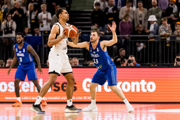 NEU-ULM, GERMANY - NOVEMBER 28: Oscar Da Silva (Germany, 1) with the ball, Roi Huber (Israel, 13) during the FIBA World Cup European Qualifiers match between Germany vs. Israel at Ratiopharm Arena on matchday 1 of the FIBA World Cup European Qualifiers on November 28, 2025 in Neu-Ulm, Germany. Baden-Württemberg Germany Copyright: xBEAUTIFULxSPORTS Wunderlx