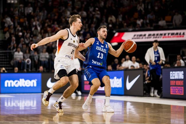NEU-ULM, GERMANY - NOVEMBER 28: Justus Hollatz (Germany, 21), Roi Huber (Israel, 13) with the ball during the FIBA World Cup European Qualifiers match between Germany vs. Israel at Ratiopharm Arena on matchday 1 of the FIBA World Cup European Qualifiers on November 28, 2025 in Neu-Ulm, Germany. Baden-Württemberg Germany Copyright: xBEAUTIFULxSPORTS Wunderlx