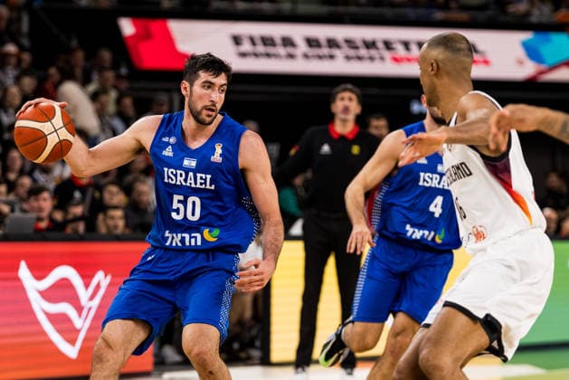 NEU-ULM, GERMANY - NOVEMBER 28: Yovel Zoosman (Israel, 50) with the ball during the FIBA World Cup European Qualifiers match between Germany vs. Israel at Ratiopharm Arena on matchday 1 of the FIBA World Cup European Qualifiers on November 28, 2025 in Neu-Ulm, Germany. Baden-Württemberg Germany Copyright: xBEAUTIFULxSPORTS Wunderlx