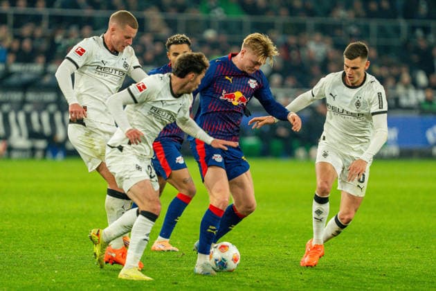 Conrad Harder RB Leipzig, 11 in duel with Yannick Engelhardt Borussia Moenchengladbach, 06 and Joe Scally Borussia Moenchengladbach, 29 VfL Borussia Moenchengladbach vs RB Leipzig, Soccer, 1 Bundesliga, Matchday 12, Season 2025 2026, 28 11 2025 DFL REGULATES PROHIBIT ANY USE OF PHOTOGRAPHS AS IMAGE SEQUENCES AND OR QUASI VIDEO VfL Borussia Moenchengladbach vs RB Leipzig, Football, 1 Bundesliga, Matchday 12, Season 2025 2026, 28 11 2025 Moenchengladbach Copyright: xEibner-Pressefoto J.xDerondeaux EP_JDU