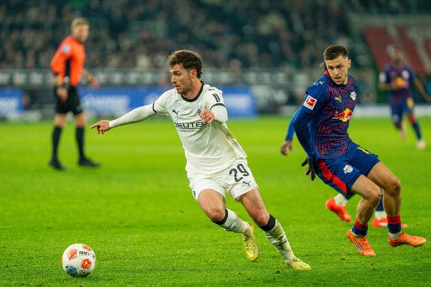Joe Scally Borussia Moenchengladbach, 29 on the ball VfL Borussia Moenchengladbach vs RB Leipzig, Football, 1 Bundesliga, Matchday 12, Season 2025 2026, 28 11 2025 DFL REGULATES PROHIBIT ANY USE OF PHOTOGRAPHS AS IMAGE SEQUENCES AND OR QUASI VIDEO VfL Borussia Moenchengladbach vs RB Leipzig, Football, 1 Bundesliga, Matchday 12, Season 2025 2026, 28 11 2025 Moenchengladbach Copyright: xEibner-Pressefoto J.xDerondeaux EP_JDU