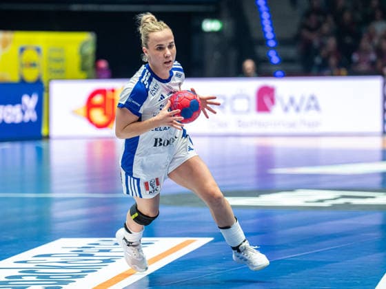 Sandra Erlingsdottir Iceland, 21 on the ball, Serbia vs Iceland, Handball, World Championship, Women, Season 2025 2026, 28 11 2025, Serbia vs Iceland, Handball, World Championship, Women, Season 2025 2026, 28 11 2025 Stuttgart Copyright: xEibner-Pressefoto MichaelxSchmidx EP_MST