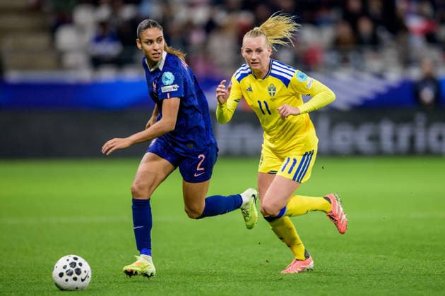 251128 Maelle Lakrar of France and Stina Blackstenius of Sweden during the Women s Nations League bronze medal football match between France and Sweden on November 28, 2025 in Reims Photo Ludvig Thunman BILDBYRAN code LT LT0755 fotboll football soccer fotball nations league uefa womens nations league frankrike sverige sweden dam bbeng  Copyright: LUDVIGxTHUNMAN BB251128LT094