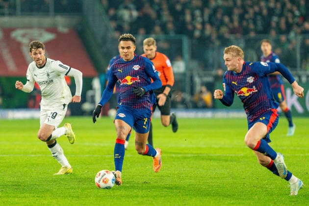 On the ball Antonio Nusa RB Leipzig, 07 next to Joe Scally Borussia Moenchengladbach, 29 and Conrad Harder RB Leipzig, 11 VfL Borussia Moenchengladbach vs RB Leipzig, Football, 1 Bundesliga, Matchday 12, Season 2025 2026, 28 11 2025 DFL REGULATES PROHIBIT ANY USE OF PHOTOGRAPHS AS IMAGE SEQUENCES AND OR QUASI VIDEO VfL Borussia Moenchengladbach vs RB Leipzig, Football, 1 Bundesliga, Matchday 12, Season 2025 2026, 28 11 2025 Moenchengladbach Copyright: xEibner-Pressefoto J.xDerondeaux EP_JDU