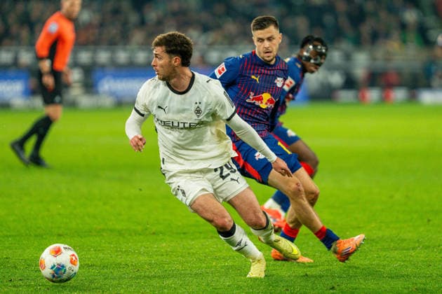 Joe Scally Borussia Moenchengladbach, 29 on the ball VfL Borussia Moenchengladbach vs RB Leipzig, Football, 1 Bundesliga, Matchday 12, Season 2025 2026, 28 11 2025 DFL REGULATES PROHIBIT ANY USE OF PHOTOGRAPHS AS IMAGE SEQUENCES AND OR QUASI VIDEO VfL Borussia Moenchengladbach vs RB Leipzig, Football, 1 Bundesliga, Matchday 12, Season 2025 2026, 28 11 2025 Moenchengladbach Copyright: xEibner-Pressefoto J.xDerondeaux EP_JDU
