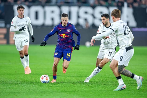 28 11 2025, Football, Borussia Mönchengladbach RB Leipzig, 1 Soccer Bundesliga, Matchday 12, Borussia Park, Season 2025 2026 Christoph Baumgartner RB Leipzig 14 in a duel against Tim Kleindienst Borussia Mönchengladbach 11 and Luca Netz Borussia Mönchengladbach 20 DFB regulations prohibit any use of photographs as image sequences and or quasi video Nordrhein Westfalen Germany