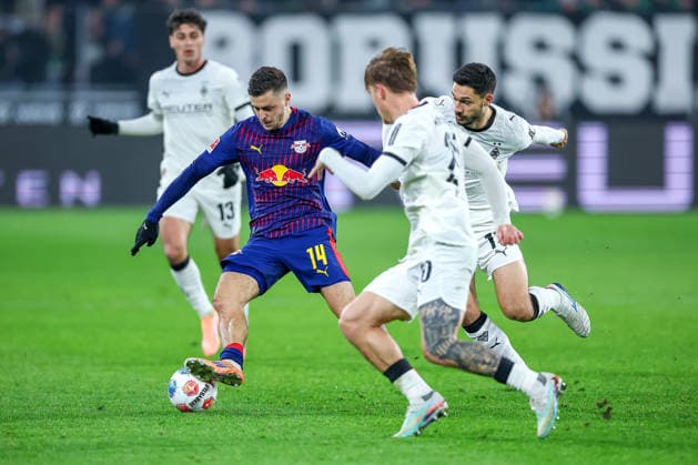 28 11 2025, Football, Borussia Mönchengladbach RB Leipzig, 1 Soccer Bundesliga, Matchday 12, Borussia Park, Season 2025 2026 Christoph Baumgartner RB Leipzig 14 in a duel against Tim Kleindienst Borussia Mönchengladbach 11 and Luca Netz Borussia Mönchengladbach 20 DFB regulations prohibit any use of photographs as image sequences and or quasi video Nordrhein Westfalen Germany