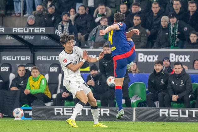 28.11.2025, Fussball: 1. Bundesliga, Saison 2025 2026, 12. Spieltag, Borussia Moenchengladbach - RB Leipzig im Borussia Park in Moenchengladbach. Zweikampf zwischen Shuto Machino (Borussia Moenchengladbach, 18) und Willi Orban (RB Leipzig, 04). Wichtiger Hinweis: Gemaess den Vorgaben der DFL Deutsche Fussball Liga bzw. des DFB Deutscher Fussball-Bund ist es untersagt, in dem Stadion und oder vom Spiel angefertigte Fotoaufnahmen in Form von Sequenzbildern und oder videoaehnlichen Fotostrecken zu verwerten bzw. verwerten zu lassen. Foto: Kirchner-Media Thomas Haesler Copyright: xKirchner-Media ThomasxHaeslerx