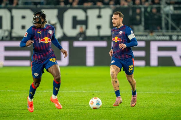 David Raum RB Leipzig, 22 and Yan Diomande RB Leipzig, 49 VfL Borussia Moenchengladbach vs RB Leipzig, Football, 1 Bundesliga, Matchday 12, Season 2025 2026, 28 11 2025 DFL REGULATES PROHIBIT ANY USE OF PHOTOGRAPHS AS IMAGE SEQUENCES AND OR QUASI VIDEO VfL Borussia Moenchengladbach vs RB Leipzig, Football, 1 Bundesliga, Matchday 12, Season 2025 2026, 28 11 2025 Moenchengladbach Copyright: xEibner-Pressefoto J.xDerondeaux EP_JDU