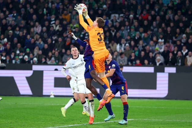 28 11 2025, Football, Borussia Mönchengladbach RB Leipzig, 1 Soccer Bundesliga, Matchday 12, Borussia Park, Season 2025 2026 Yannik Engelhardt Borussia Mönchengladbach 06 defends in the penalty area against Ezechiel Banzuzi RB Leipzig 06 DFB regulations prohibit any use of photographs as image sequences and or quasi video North Rhine-Westphalia Germany