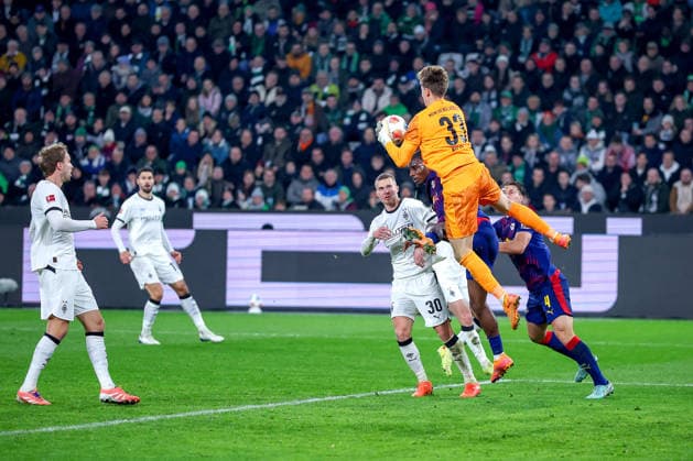 28 11 2025, Football, Borussia Mönchengladbach RB Leipzig, 1 Soccer Bundesliga, Matchday 12, Borussia Park, Season 2025 2026 Yannik Engelhardt Borussia Mönchengladbach 06 defends in the penalty area against Ezechiel Banzuzi RB Leipzig 06 DFB regulations prohibit any use of photographs as image sequences and or quasi video North Rhine-Westphalia Germany