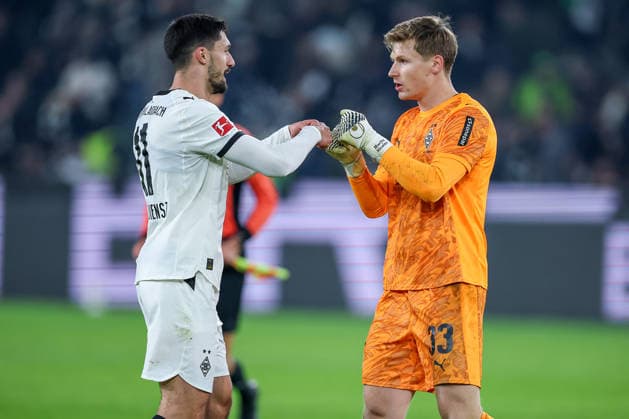 28 11 2025, Soccer, Borussia Mönchengladbach RB Leipzig, 1 Soccer Bundesliga, Matchday 12, Borussia Park, Season 2025 2026 Tim Kleindienst Borussia Mönchengladbach 11 together with goalkeeper Moritz Nicolas Borussia Mönchengladbach 33 after the 0 0 draw DFB regulations prohibit any use of photographs as image sequences and or quasi video Nordrhein Westfalen Germany