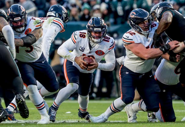 November 28, 2025, Philadelphia, Pa, USA: Chicago Bears quarterback Caleb Williams (18) rushes for a first down during the NFL, American Football Herren, USA football matchup between the Chicago Bears and the Philadelphia Eagles at Lincoln Financial Field in Philadelphia, Pennsylvania on November 28, 2025. Cal Media Philadelphia USA - ZUMAcs17 20251128_faf_cs17_013 Copyright: xScottxSeriox