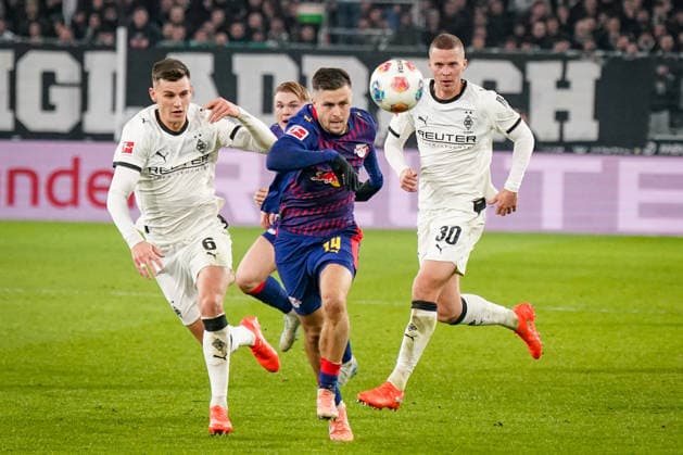 Germany Soccer Bundesliga 2025 26, 12 Matchday Borussia Mönchengladbach vs RB Leipzig Borussia Park Mönchengladbach Christoph Baumgartner RB Leipzig, 14 Yannik Engelhardt Borussia Mönchengladbach, 6 Nico Elvedi Borussia Mönchengladbach, 30 Mönchengladbach North Rhine-Westphalia Germany Copyright: xJOERANxSTEINSIEKx