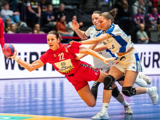 Jovana Jovovic Serbia, 22 in duel with Matthildur Lilja Jonsdottir Iceland, 43 , Serbia vs Iceland, Handball, World Championship, Women, Season 2025 2026, 28 11 2025, Serbia vs Iceland, Handball, World Championship, Women, Season 2025 2026, 28 11 2025 Stuttgart Copyright: xEibner-Pressefoto MichaelxSchmidx EP_MST