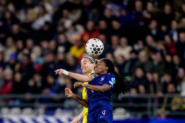 251128 Kosovare Asllani of Sweden and Oriane Jean Francois of France during the Women s Nations League bronze medal football match between France and Sweden on November 28, 2025 in Reims Photo Ludvig Thunman BILDBYRAN code LT LT0755 fotboll football soccer fotball nations league uefa womens nations league frankrike sverige sweden dam bbeng  Copyright: LUDVIGxTHUNMAN BB251128LT121