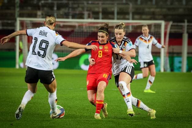 Mariona Caldentey Oliver Spain Seleccion Espanola Femenina de Futbol and Franziska Kett 17 Germany in action, with Klara Buehl 19 Germany , Germany vs Spain, Football, Women, UEFA, Women™s Nations League, Season 2025 2026, Final Round 1 of 2, 28 11 2025 Kaiserslautern Rhineland Palatinate Germany Copyright: xkolbert-press MartinxAgüerax