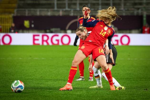 Laia Aleixandri 14 Spain Seleccion Espanola Femenina de Futbol and Klara Buehl 19 Germany in duel, action, Germany vs Spain, football, women, UEFA, Women™s Nations League, 2025 2026 season, final round 1 of 2, 28 11 2025 Kaiserslautern Rhineland-Palatinate Germany Copyright: xkolbert-press MartinxAgüerax