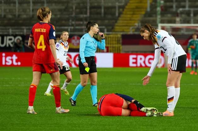 Yellow card from referee Iuliana Demetrescu Romania for Jule Brand 22 Germany , Germany vs Spain, Football, Women, UEFA, Women™s Nations League, Season 2025 2026, Final Round 1 of 2, 28 11 2025 Kaiserslautern Rhineland-Palatinate Germany Copyright: xkolbert-press MartinxAgüerax