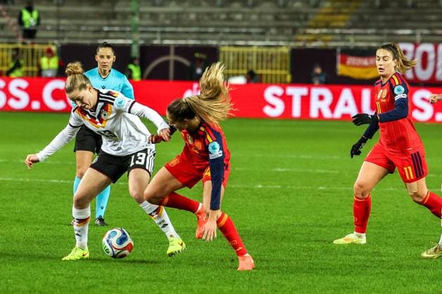 Alara 13 Germany in duel with Laia Aleixandri 14 Spain Seleccion Espanola Femenina de Futbol , Germany vs Spain, Football, Women, UEFA, Women™s Nations League, Season 2025 2026, Final Round 1 of 2, 28 11 2025 Kaiserslautern Rhineland-Palatinate Germany Copyright: xkolbert-press MartinxAgüerax
