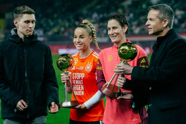 Kaiserslautern, Germany, November 28th 2025 Giulia Gwinn ( 7 - Germany) and Ann-Katrin Berger ( 1 - Germany) receiving national player of the year award during the UEFA Womens Nations League final match between Germany and Spain at Fritz-Walter-Stadion, in Kaiserslautern, Germany. (Gabor Baumgarten SPP) Copyright: xGaborxBaumgartenx xSPPx spp-en-GaBaSp-25_11_28_Germany_Spain_Nations League Final_Gabor Baumgarten-06534