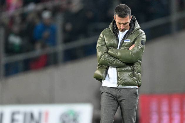 2 Bundesliga Hannover 96 Karlsruher SC on 28 11 2025 at the HDI Arena in Hannover Coach Christian Eichner Karlsruhe dissatisfied, disappointed, disappointed, dejected MT